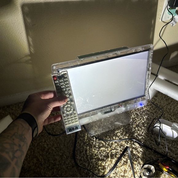 16 in RCA TV WITH REMOTE - Picture 3 of 3